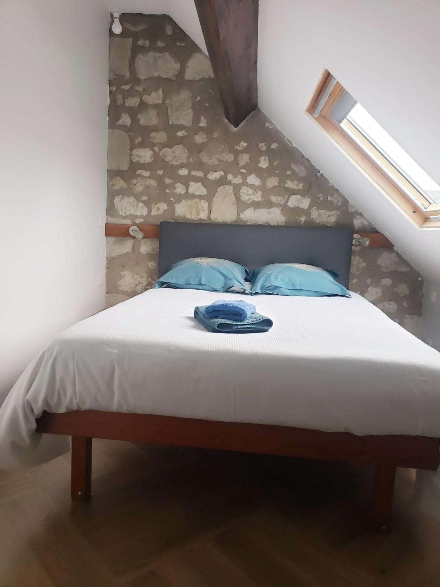 Gites les volets rouges d'Allonnes Allonnes  Chambre photo